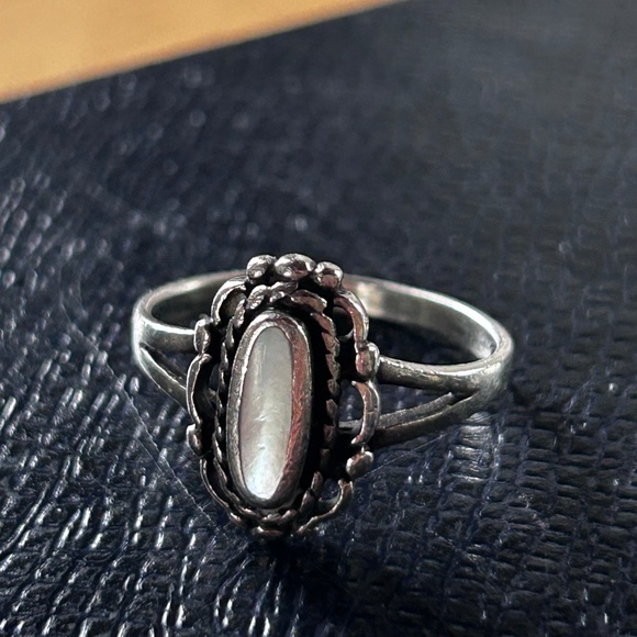 Vintage Thai Sterling Ring size 8 - Picture 1 of 6